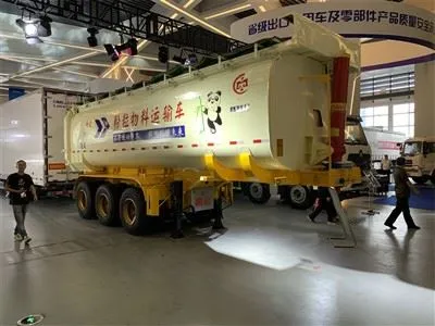 Rimorchio con cassone ribaltabile posteriore con cisterna