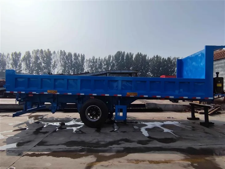 Semirimorchio con cassone ribaltabile posteriore-